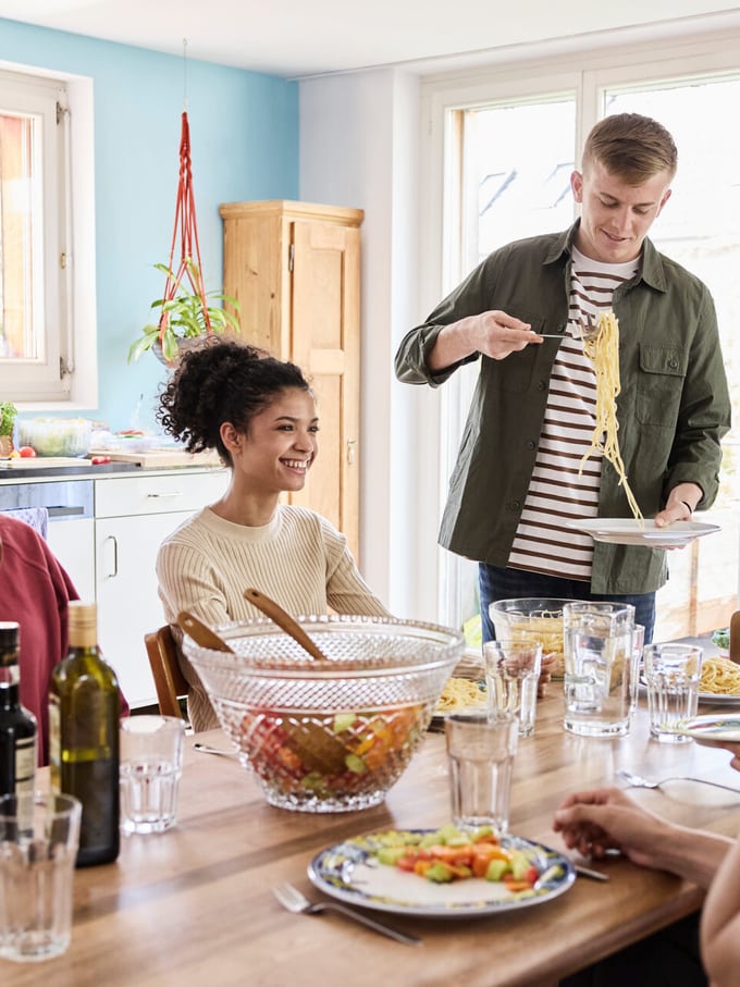 quatre personnes autour d’un repas