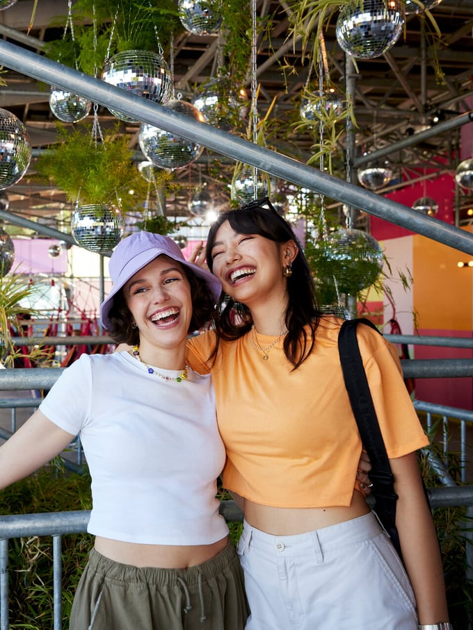 Deux jeunes gens à un festival.