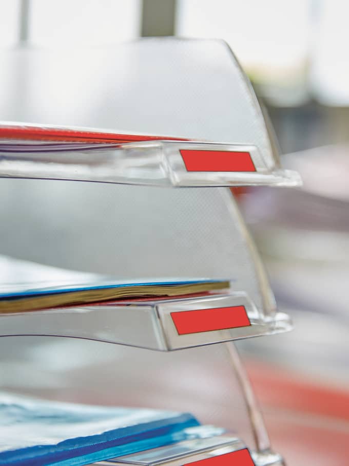 Ablagefächer mit Dokumenten in einem Inkassobüro, Symbolbild für Inkasso Schweiz.