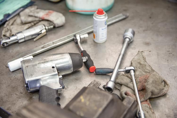 Die Nahaufnahme zeigt verschiedene Werkzeuge liegend auf einem Tisch.