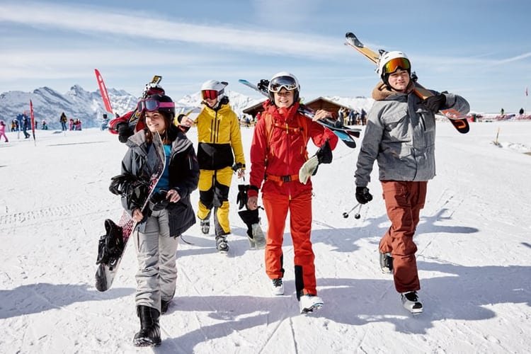 Quatre skieurs sur les pistes