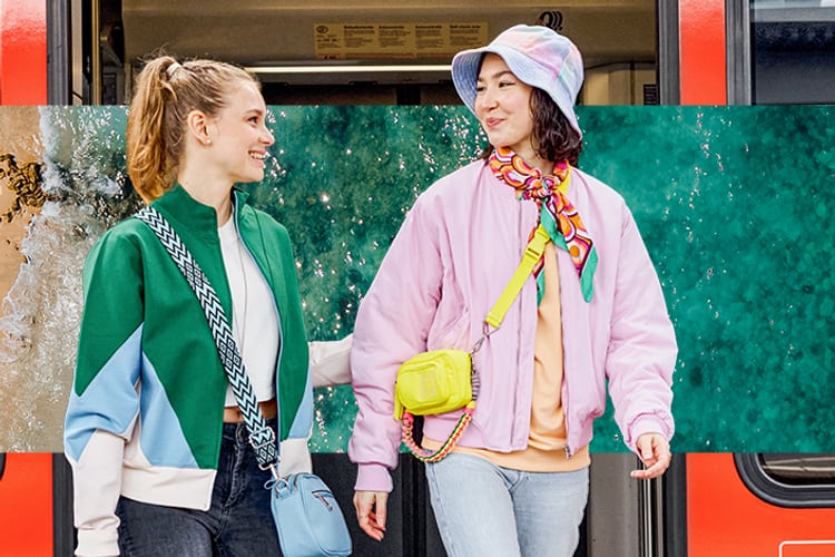 Zwei Junge Frauen vor einem Zug
