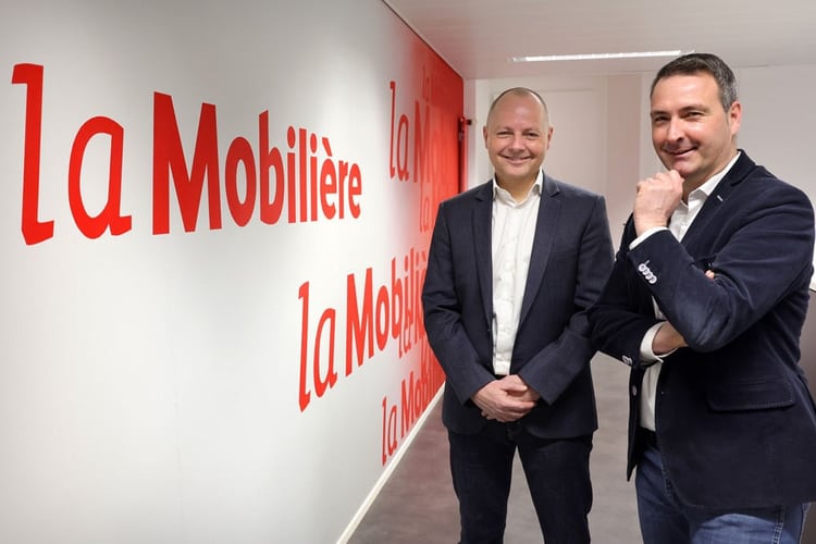 Deux hommes posent devant la caméra