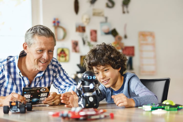 Grand-père fait de la fête avec son petit-fils