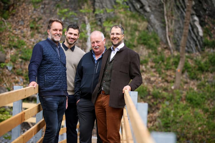 Gruppenfoto (v.l.n.r.) Gemeindepräsident von Jenaz Markus Patt, Versicherungs- und Vorsorgeberater Robin Schiegg, Luzeins Gemeindepräsident Johann Wolf und Urs Fetz, Generalagent der Mobiliar in Chur.