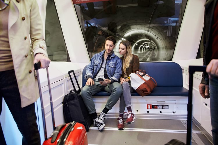 Mann und Frau in Zug 
