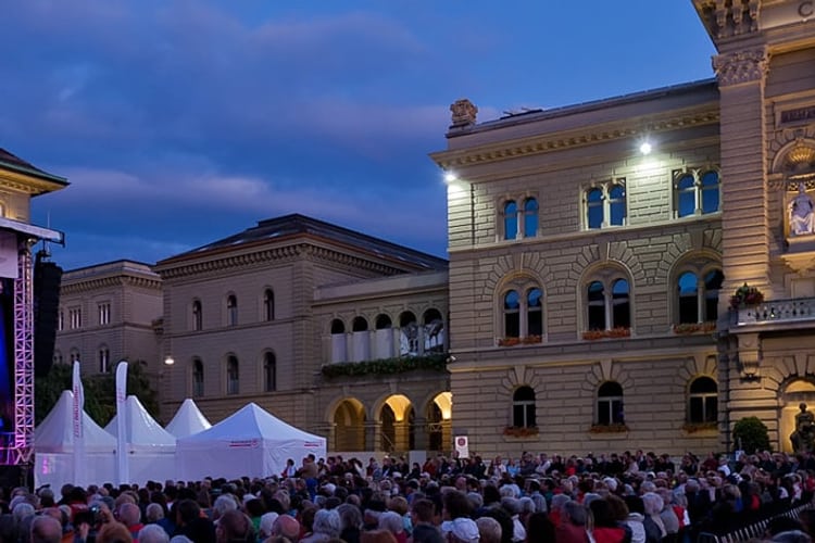 Accordi della Mobiliare sulla Bundesplatz a Berna