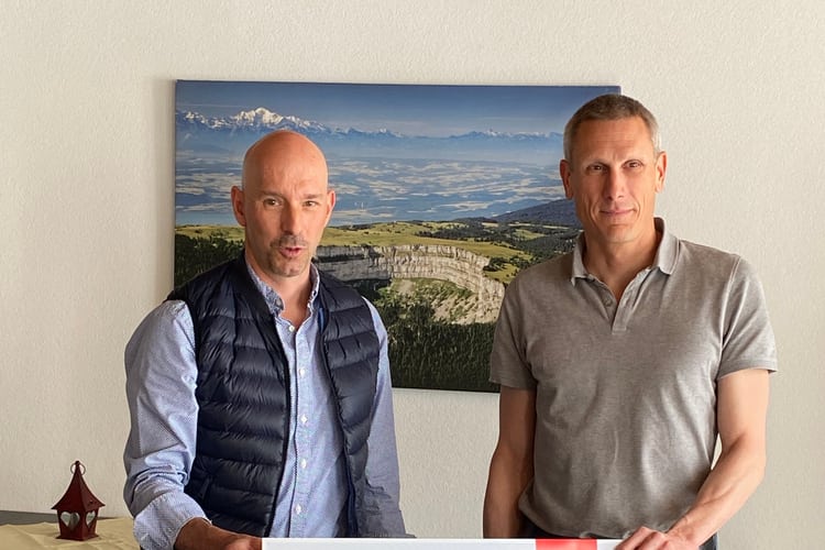 De gauche à droite: Fabien Chapatte, agent général de la Mobilière Montagnes et Vallées NE, et Eric Sivignon, conseiller communal chargé du territoire, de l’énergie et de la mobilité.