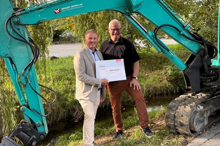 Checkübergabe v.l.n.r: Christoph Zbinden, Generalagent Generalagentur Emmental, Peter Schmid, Präsident Wasserbauverband Chisebach