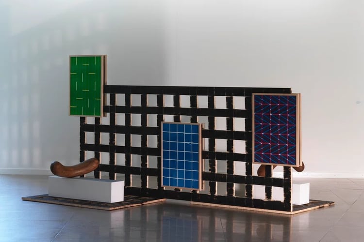 abstraktes Kunstwerk mit Wurst in der Ausstellung Kunst und Nachhaltigkeit der Mobiliar 