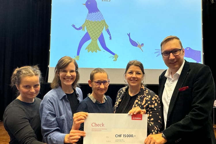 5 Personen halten einen Mobiliar Check von 15'000