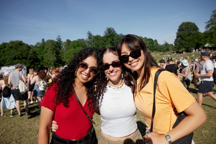 tre giovani donne al Gurtenfestival