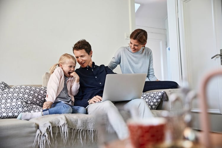 Eine Familie vor dem Laptop