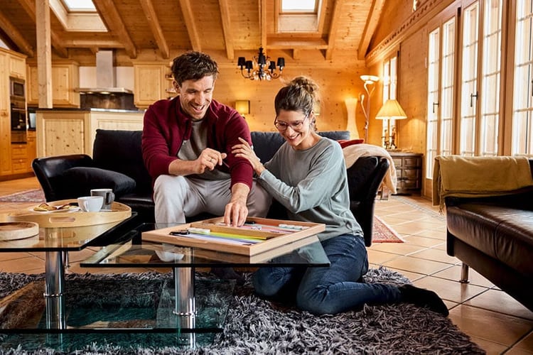 Una coppia gioca a giochi da tavolo