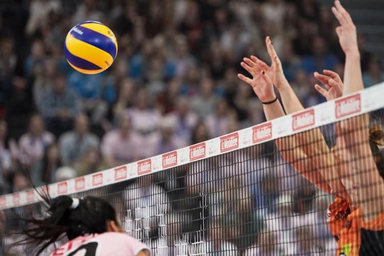 Volleyballspielerin am Netz