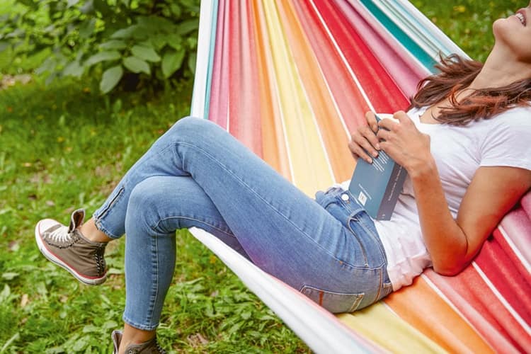 Una donna su una sedia a sdraio