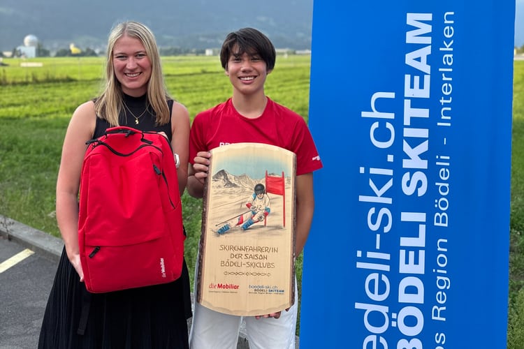 Jessica Fuhrer steht mit einem Mobiliar-Rucksack neben Stefan Ploner