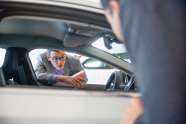 Diebstahl aus dem Auto, was zahlt die Versicherung?