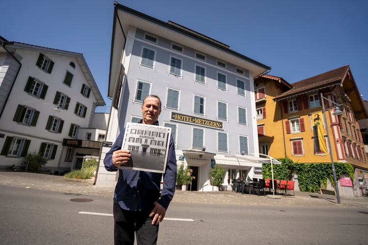 Erich Frunz, oste del ristorante Metzgern di Sarnen, in piedi davanti alla sua attività