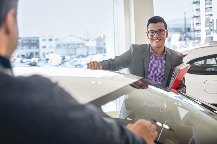 Zwei Männer in einer Garage diskutieren miteinander