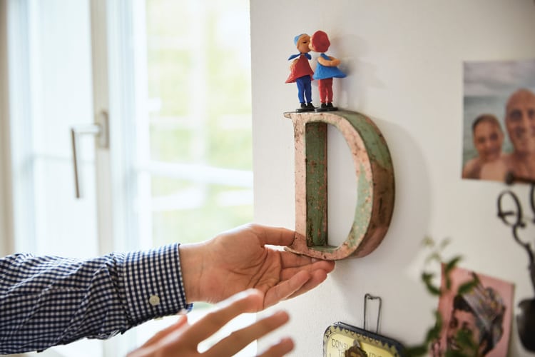 D an die Wand hängen