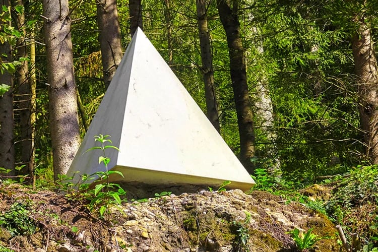 Steindreieck im Wald