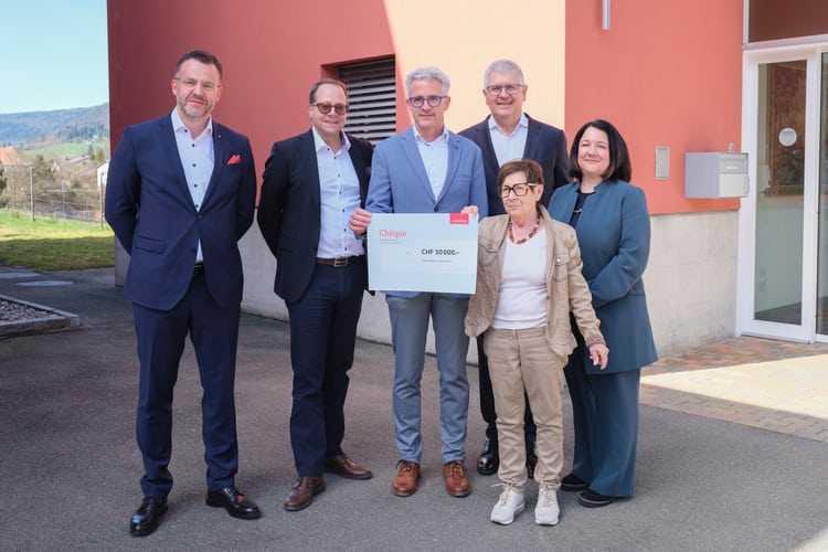 De gauche à droite: Cédric Zermatten, responsable marché courtiers Suisse romande la Mobilière, David Wahli, agent général de la Mobilière à Moutier-Saint-Imier, Pascal Eggler directeur de La Pimpinière, Stefan Mäder, président du Conseil d’administration de la Mobilière, Elisabeth Vogt, présidente du Conseil de fondation de La Pimpinière, Belinda Walther Weger, responsable Public Affairs & Développement durable à la Mobilière
