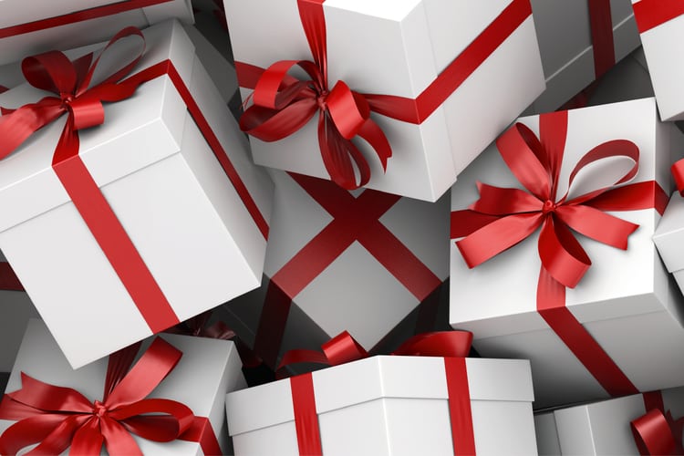 Weisse Päckli mit einer roten Schlaufe. 