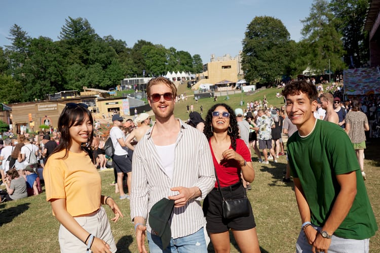 Jugendliche besuchen ein Open-Air Festival