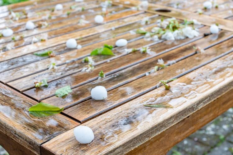 Danni della grandine a un tavolo