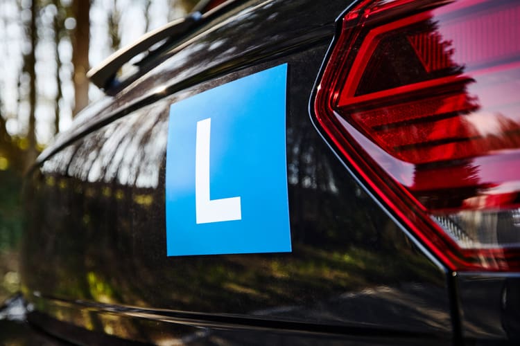 L bleu sur la voiture