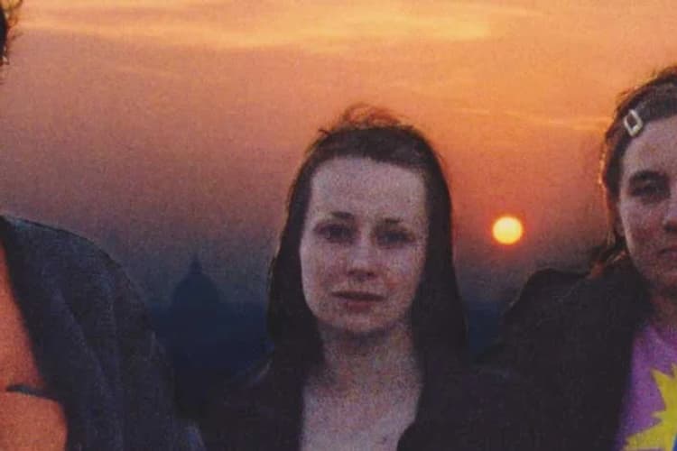 tre persone prima del tramonto 