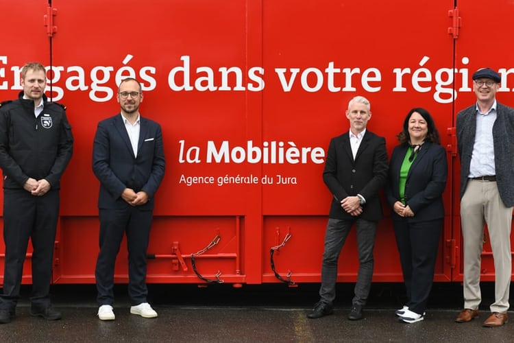(de gauche à droite) Nicolas Dobler, commandant du CRISP; Julien Loichat, Conseiller municipal en charge du Département de la Sécurité; Olivier Léchenne, agent général de la Mobilière pour le Jura; Belinda Walther Weger, responsable Public Affairs & Développement durable la Mobilière; Gabriel Voirol, maire de Porrentruy.