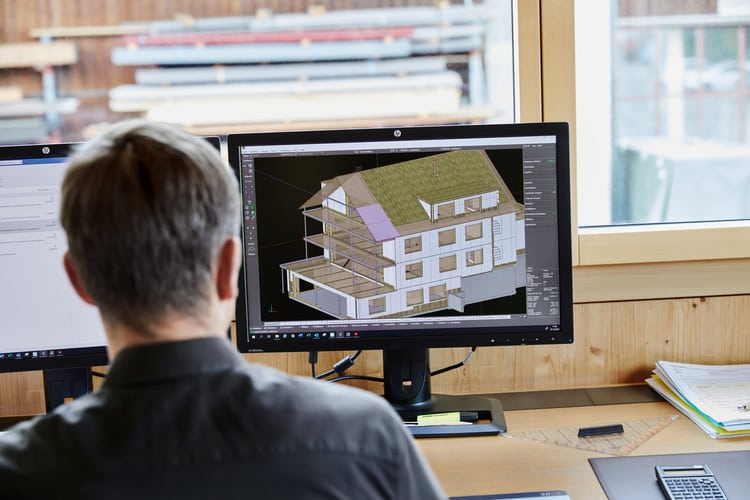 Hochbauzeichner bei Planungsarbeiten am Computer