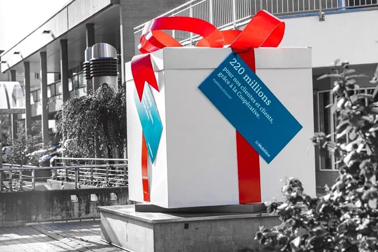 Une grande boîte-cadeau de la Mobilière