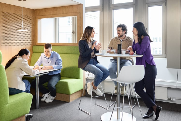 Une équipe collabore pour développer des solutions favorisant une coopération saine et durable.