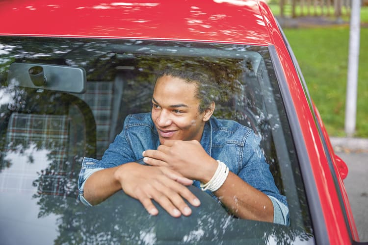Uomo in auto dal parabrezza