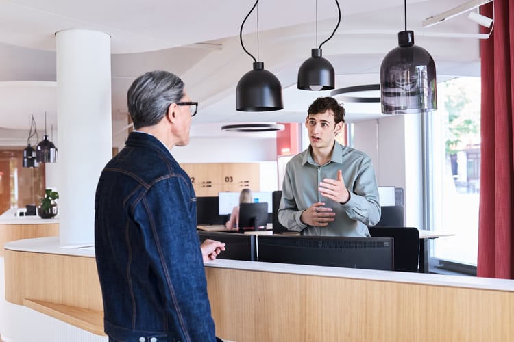 Ein Mann und eine Frau in einem Beratungsgespräch