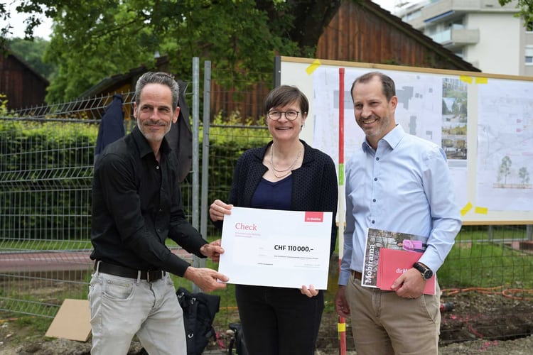 Mobiliar Generalagent Philipp Früh (rechts) übergab der Schaffhauser Stadträtin Katrin Bernath (Mitte) und Florian Brack (Leiter Grün Schaffhausen) symbolisch den Check über 110 000 Franken zur Unterstützung der Schwammstadt-Massnahmen beim Schulhaus Kreuzgut.