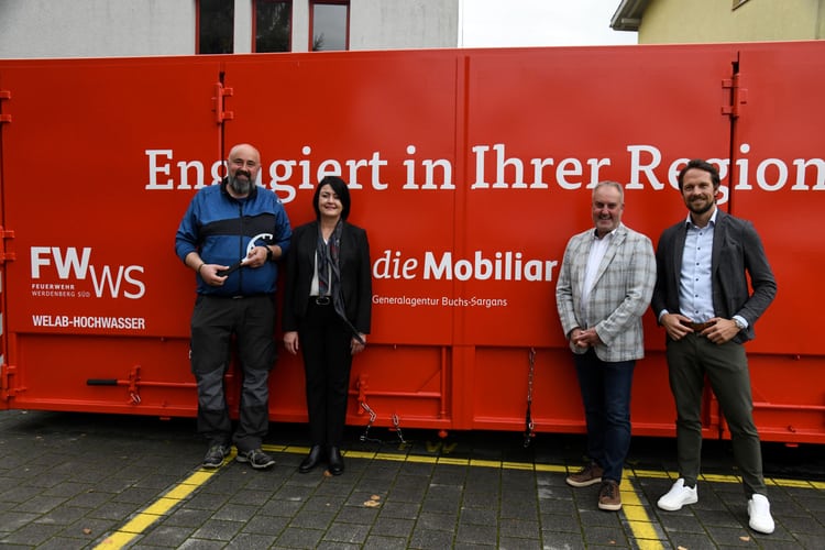 (von links) Feuerwehrkommandant Thomas Sturzenegger, Leiterin Sachschaden der Mobiliar Carmen Casulleras, Buchs Stadtpräsident Rolf Pfeiffer und Patrick Cantieni, Generalagent der Mobiliar Buchs-Sargans.