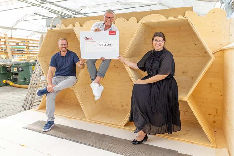 Von links: Martin Suter, Versicherungs- und Vorsorgeberater der Mobiliar Schwyz, Roman Flecklin, Projektleiter CAMPUSZ, und Lea Lüönd, Generalagentin der Mobiliar Schwyz, bei der Checkübergabe für das Integrationsprojekt CAMPUSZ. Die Mobiliar unterstützt das Projekt mit 25'000 Franken aus dem Vergabungsfonds «Lokale Stärke».