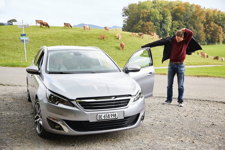 Conducteur devant une voiture «keyless»