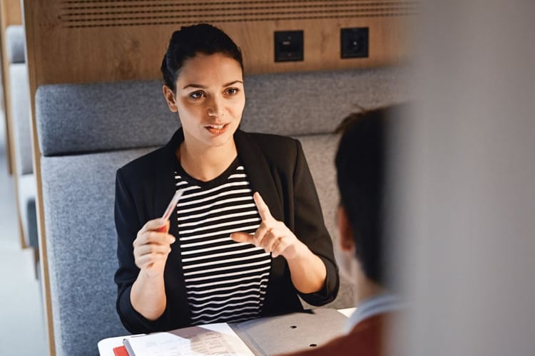 Une femme en réunion