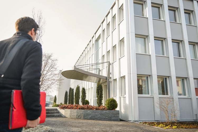 Un homme devant un immeuble