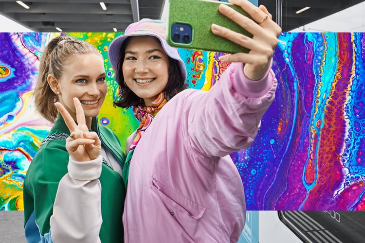 Zwei Junge Frauen machen ein Selfie vor dem Zug