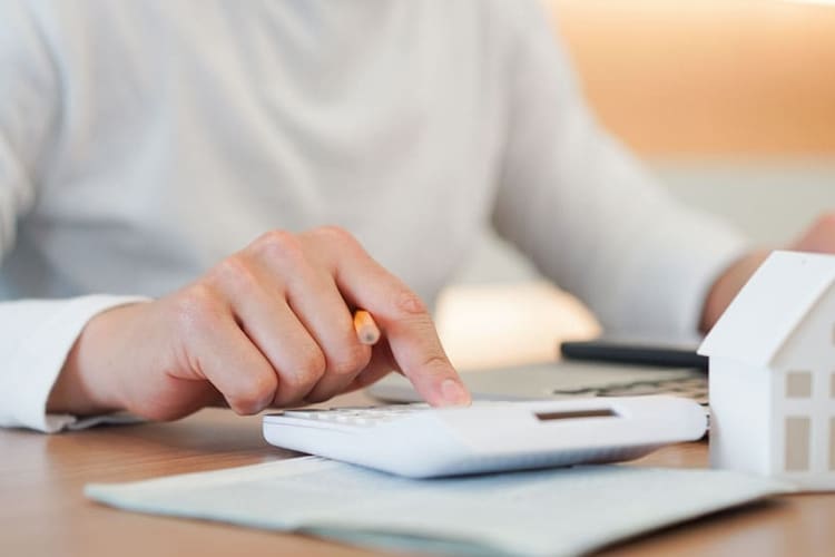 Un uomo usa una calcolatrice