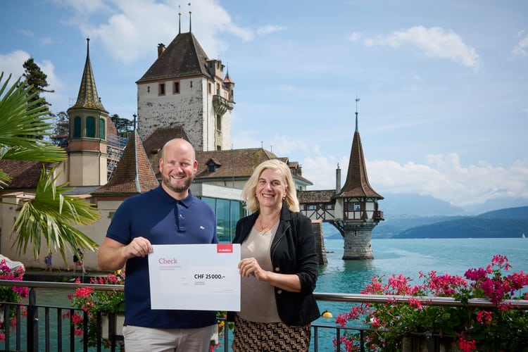 Julian von Känel, Generalagent der Mobiliar Thun, übergibt den Check an Christina Fankhauser, Geschäftsleiterin und Kuratorin der Stiftung Schloss Oberhofen. 