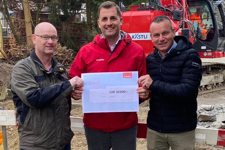 Bruno Spycher (Gemeindepräsident Ulmiz), Marc Lehmann (Generalagent der Mobiliar in Murten) und Simon Schmied (Gemeinderat Ulmiz) bei der Checkübergabe.