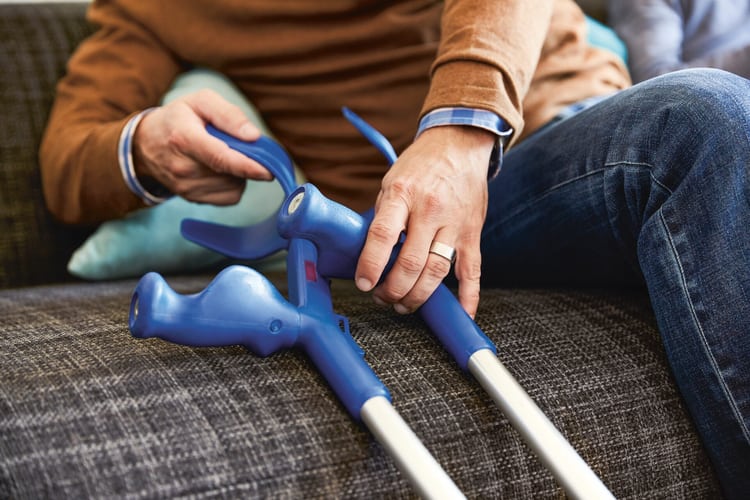 Stampelle, ausili ortopedici dopo un infortunio o in caso di malattia