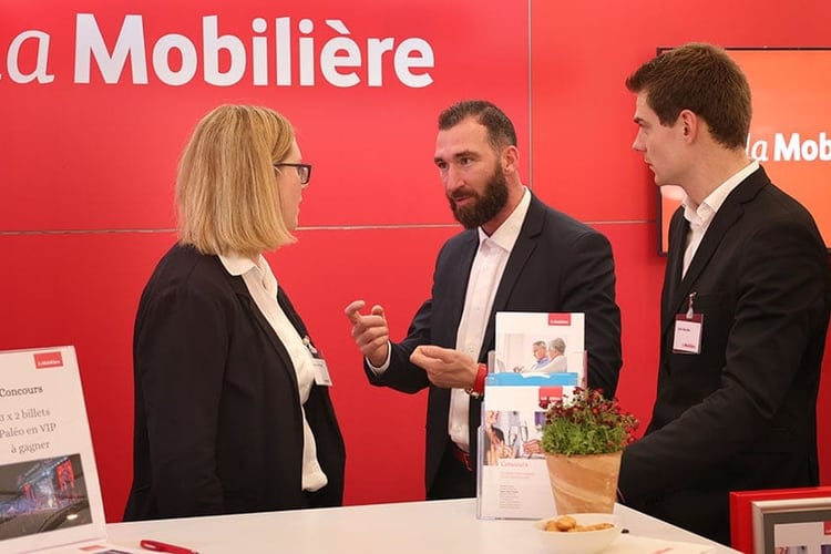 Trois personnes s’entretiennent